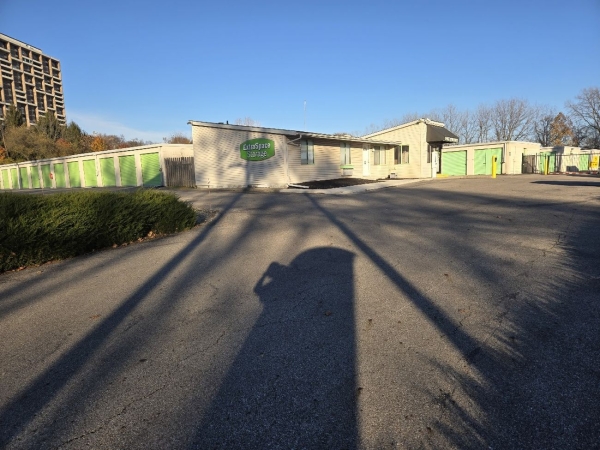 Facility photo: //images.sparefoot.com/medium/2290216a198aa8d83e0.jpg