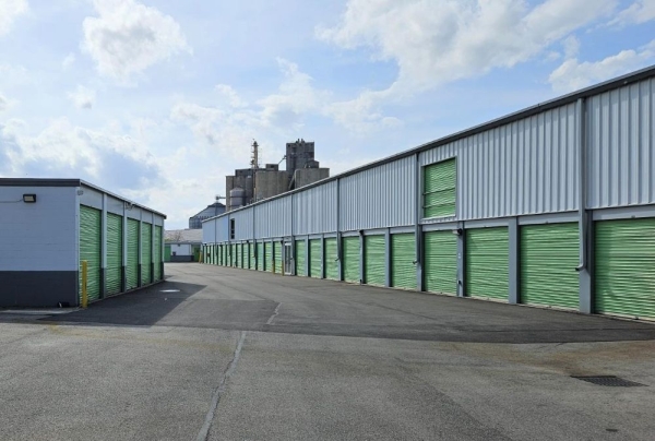 Facility photo: //images.sparefoot.com/medium/22902569ecae98102a6.jpg
