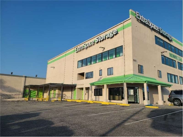 Facility photo: //images.sparefoot.com/medium/2290266994331e66fab.jpg