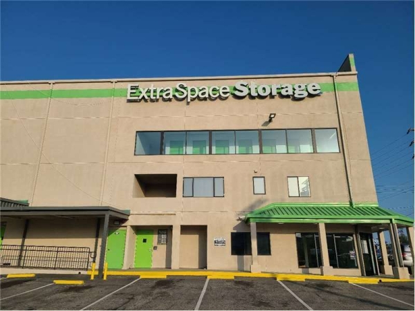 Facility photo: //images.sparefoot.com/medium/22902669943322dd0bb.jpg