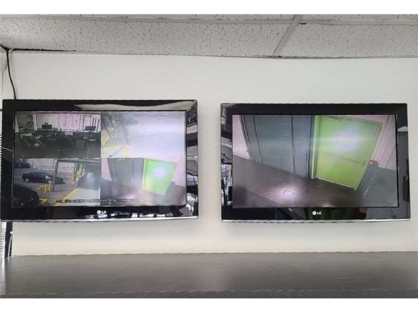 Facility photo: //images.sparefoot.com/medium/22902669943323af231.jpg