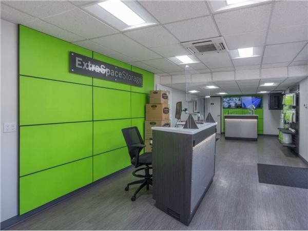 Facility photo: //images.sparefoot.com/medium/2290276994339c9312c.jpg