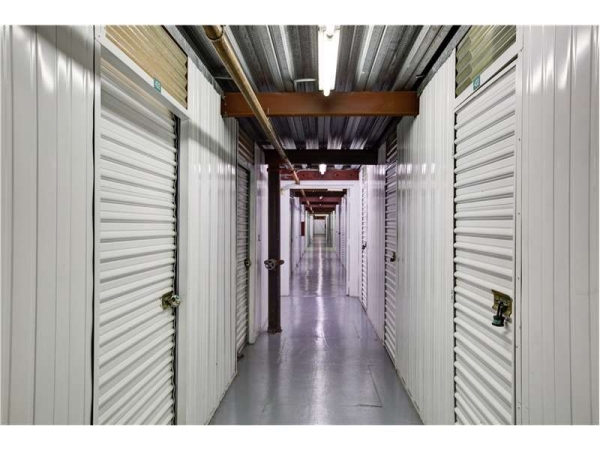 Facility photo: //images.sparefoot.com/medium/229047699433145b2eb.jpg