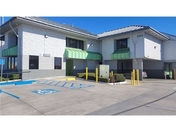 Facility photo: //images.sparefoot.com/medium/229047699433153c321.jpg