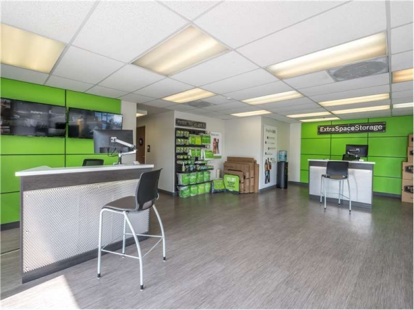 Facility photo: //images.sparefoot.com/medium/229051699433d86f295.jpg