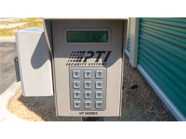 Facility photo: //images.sparefoot.com/medium/2290546994333c0593d.jpg