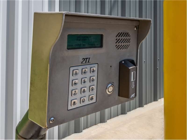 Facility photo: //images.sparefoot.com/medium/229056699433a14545e.jpg