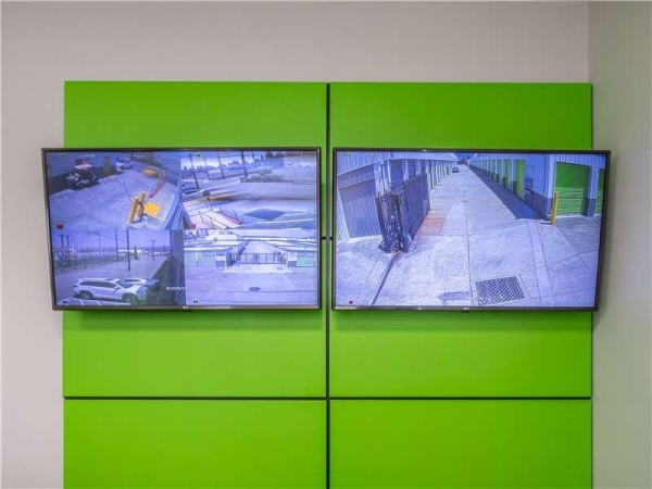 Facility photo: //images.sparefoot.com/medium/229056699433a4e9ca4.jpg