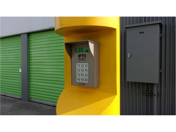 Facility photo: //images.sparefoot.com/medium/2290576994333bb912a.jpg