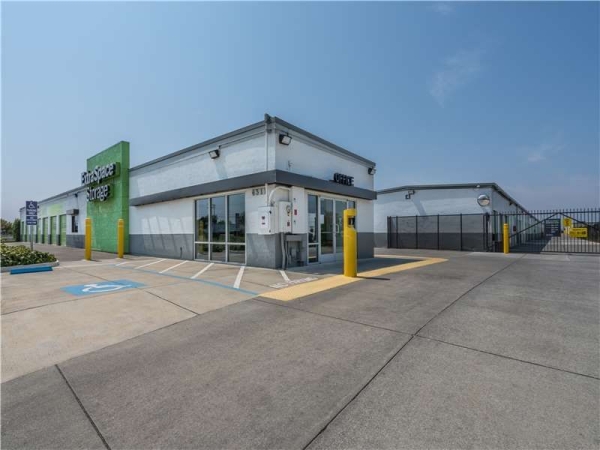 Facility photo: //images.sparefoot.com/medium/2290616994333a70d40.jpg