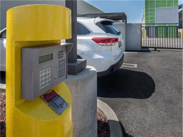 Facility photo: //images.sparefoot.com/medium/22907369943337caed3.jpg