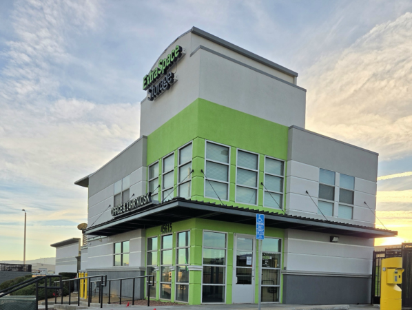 Facility photo: //images.sparefoot.com/medium/22907469943373eb9c1.jpg