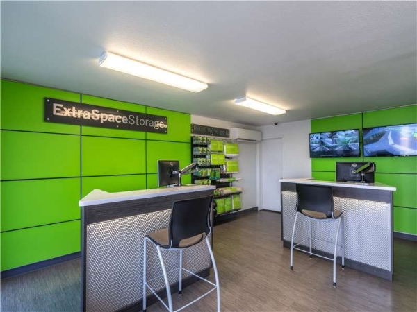 Facility photo: //images.sparefoot.com/medium/229088699433c5dfbb5.jpg