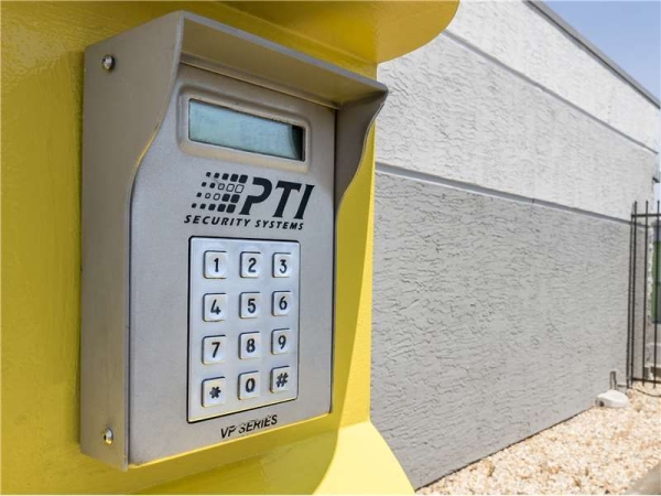 Facility photo: //images.sparefoot.com/medium/229094699433f64c7b3.jpg