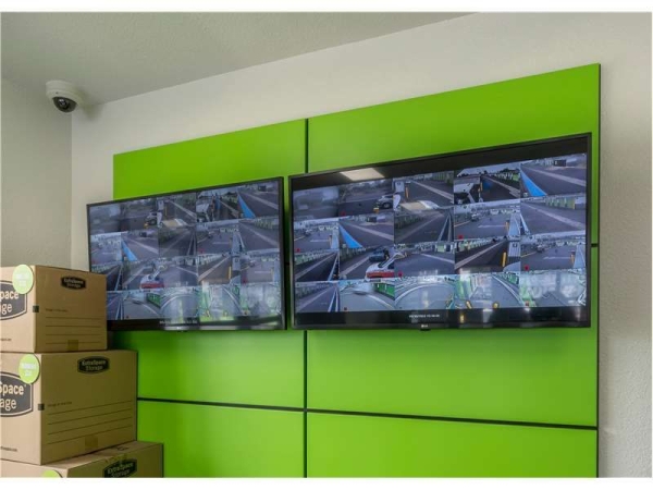 Facility photo: //images.sparefoot.com/medium/22909769943404065f1.jpg