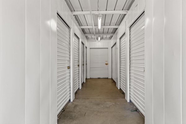 Facility photo: //images.sparefoot.com/medium/229102699433b21037a.jpg