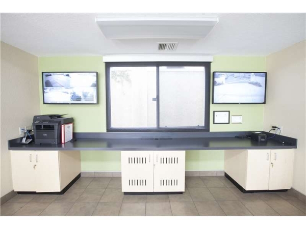 Facility photo: //images.sparefoot.com/medium/22910369943403d1414.jpg