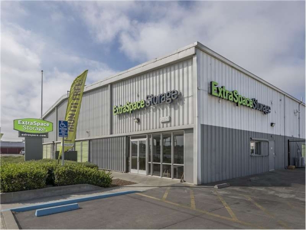 Facility photo: //images.sparefoot.com/medium/229109699433f49fb15.jpg