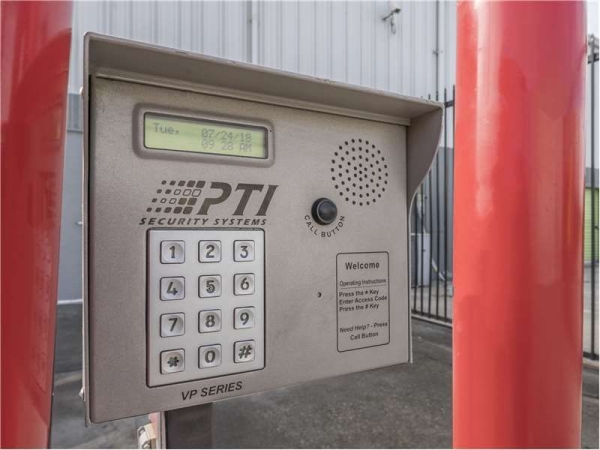 Facility photo: //images.sparefoot.com/medium/229109699433f568145.jpg