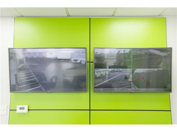 Facility photo: //images.sparefoot.com/medium/229111699433a5356b0.jpg