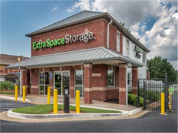 Facility photo: //images.sparefoot.com/medium/229140699434205c90f.jpg
