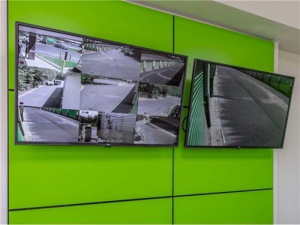 Facility photo: //images.sparefoot.com/medium/229140699434210fb92.jpg