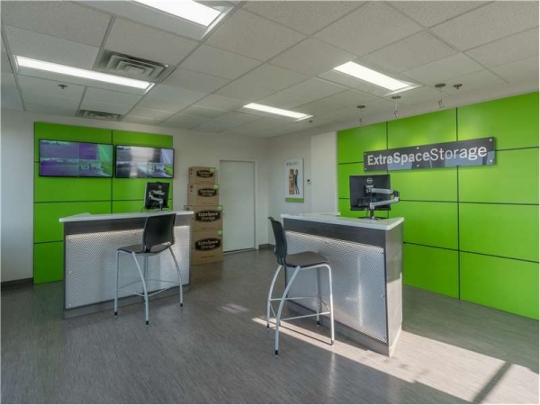 Facility photo: //images.sparefoot.com/medium/22915769943452a5ca8.jpg