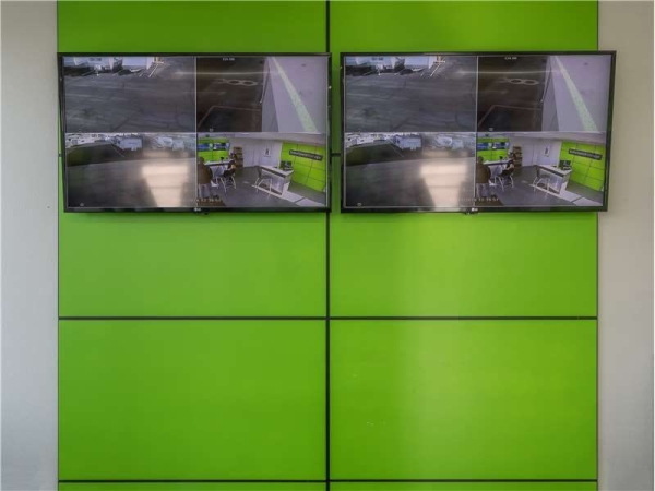 Facility photo: //images.sparefoot.com/medium/22915769943455cd0ef.jpg