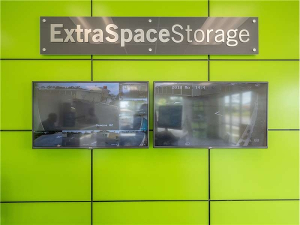 Facility photo: //images.sparefoot.com/medium/22916164cd81786cbb1.jpg