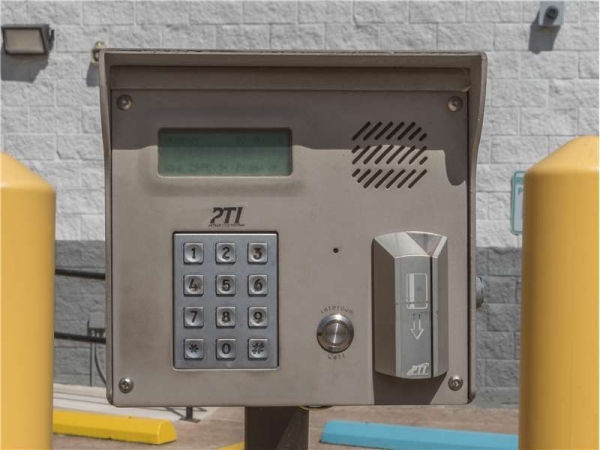 Facility photo: //images.sparefoot.com/medium/229162699434805ed9d.jpg