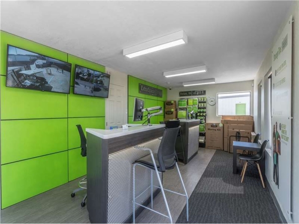 Facility photo: //images.sparefoot.com/medium/229162699434812bb0f.jpg