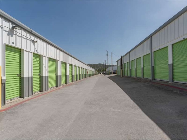 Facility photo: //images.sparefoot.com/medium/2291626994348220e9c.jpg