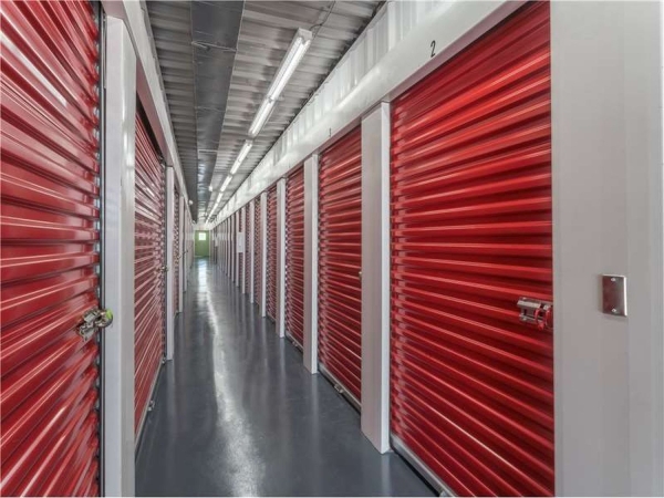 Facility photo: //images.sparefoot.com/medium/229162699434831c3e2.jpg