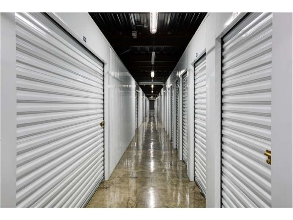 Facility photo: //images.sparefoot.com/medium/22916669943443deff3.jpg