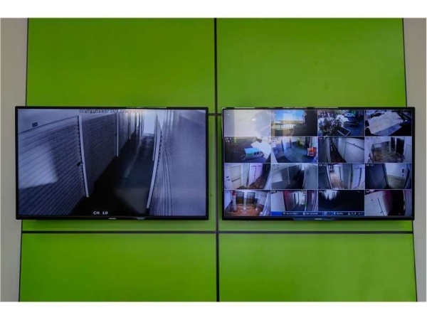 Facility photo: //images.sparefoot.com/medium/22916669943445686d8.jpg