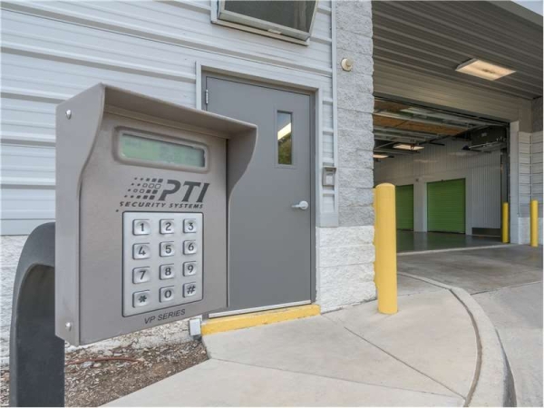 Facility photo: //images.sparefoot.com/medium/22918469943487f2dae.jpg