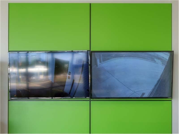 Facility photo: //images.sparefoot.com/medium/2291846994348bb072a.jpg