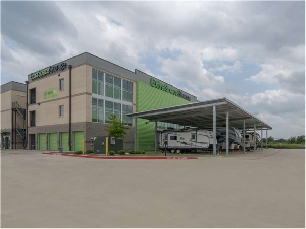 Facility photo: //images.sparefoot.com/medium/229186699434a110976.jpg