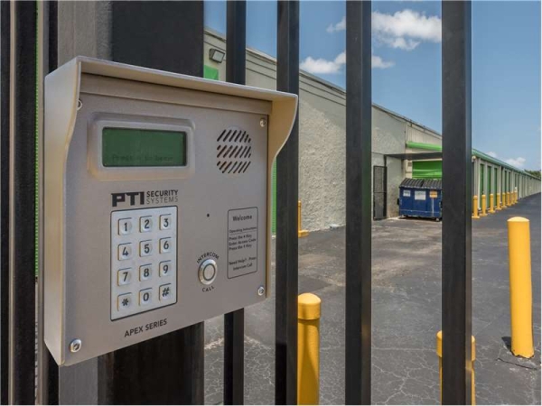 Facility photo: //images.sparefoot.com/medium/229208649e19ba08b79.jpg