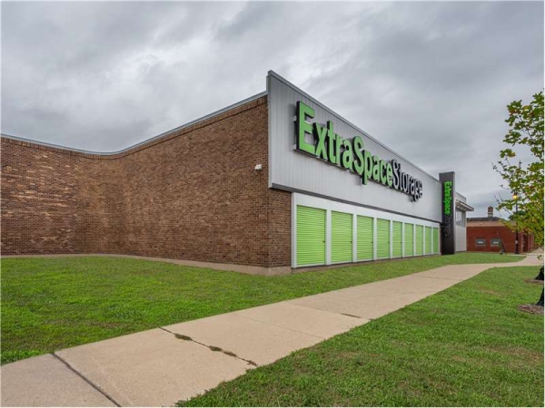 Storage Units at Extra Space Storage - 7045 - Chicago - W 85th St - 57 West 85th Street