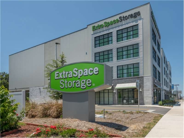 Storage Units at Extra Space Storage - 7137 - Tampa - Florida Ave - 7202 North Florida Avenue