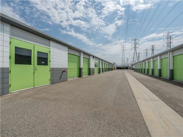 Facility photo: //images.sparefoot.com/medium/229235699434d717035.jpg