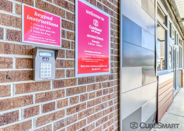 Facility photo: //images.sparefoot.com/medium/22928469fc6a88c4a30.jpg