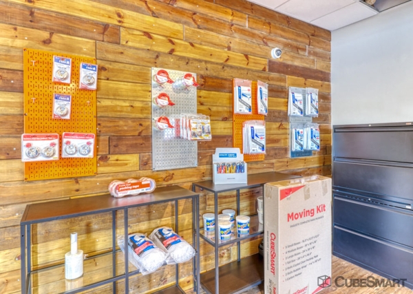 Facility photo: //images.sparefoot.com/medium/2293186883423485a9a.jpg