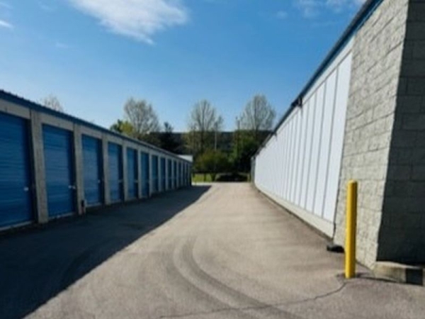 Facility photo: //images.sparefoot.com/medium/229463685b1a2d66897.jpg