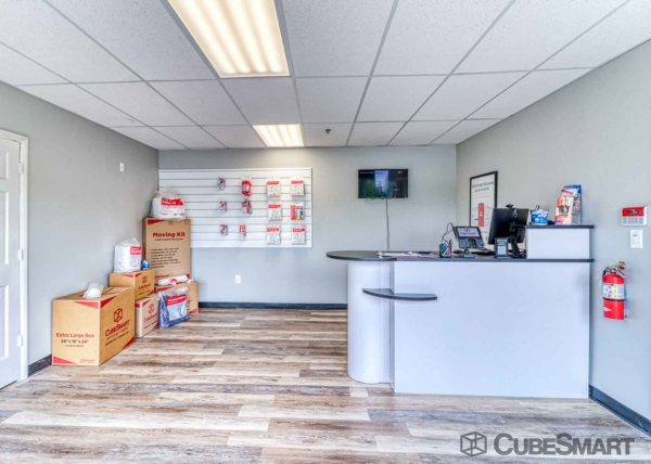 Facility photo: //images.sparefoot.com/medium/22950368834aba6eb0e.jpg