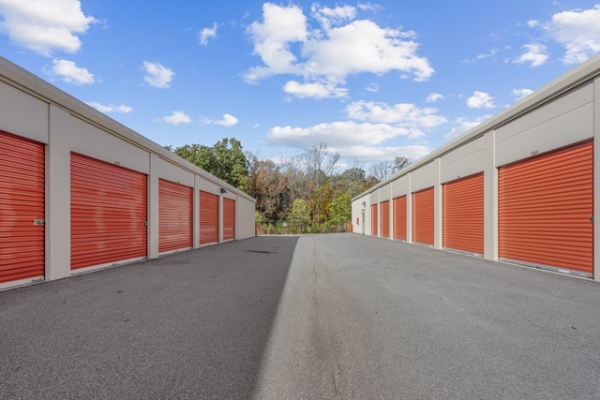 Facility photo: //images.sparefoot.com/medium/22954369f5f99918db9.jpg