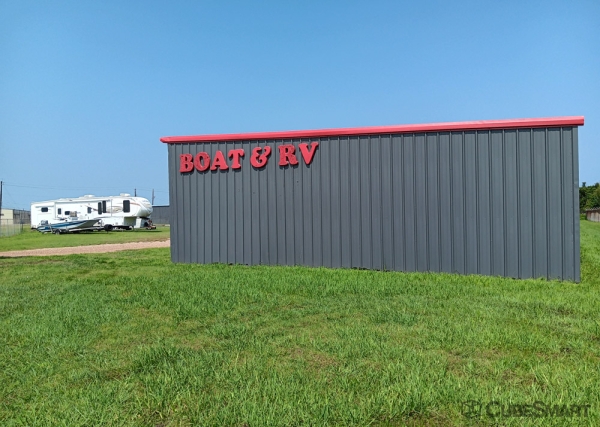 Facility photo: //images.sparefoot.com/medium/2295786883547907877.jpg