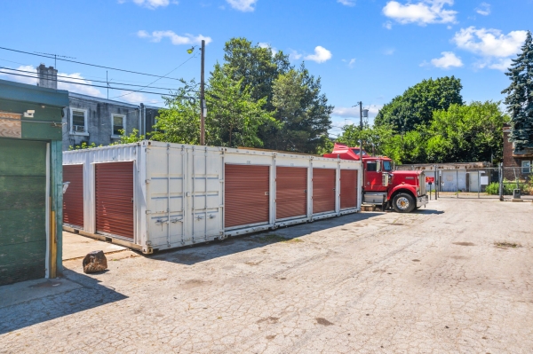 Facility photo: //images.sparefoot.com/medium/229654667596f16da4a.jpg