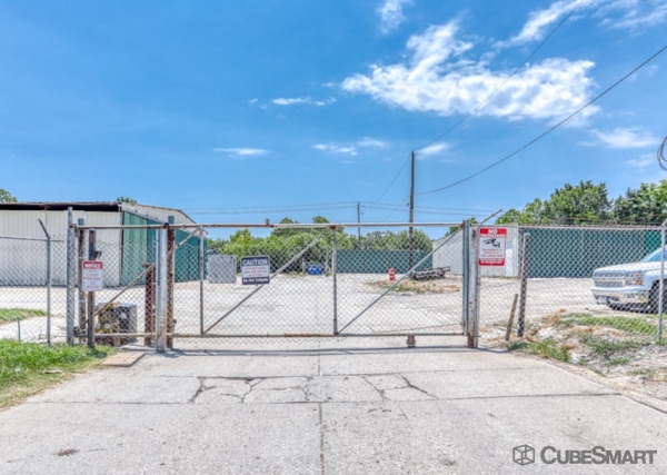 Facility photo: //images.sparefoot.com/medium/229687686f964e5b39a.jpg